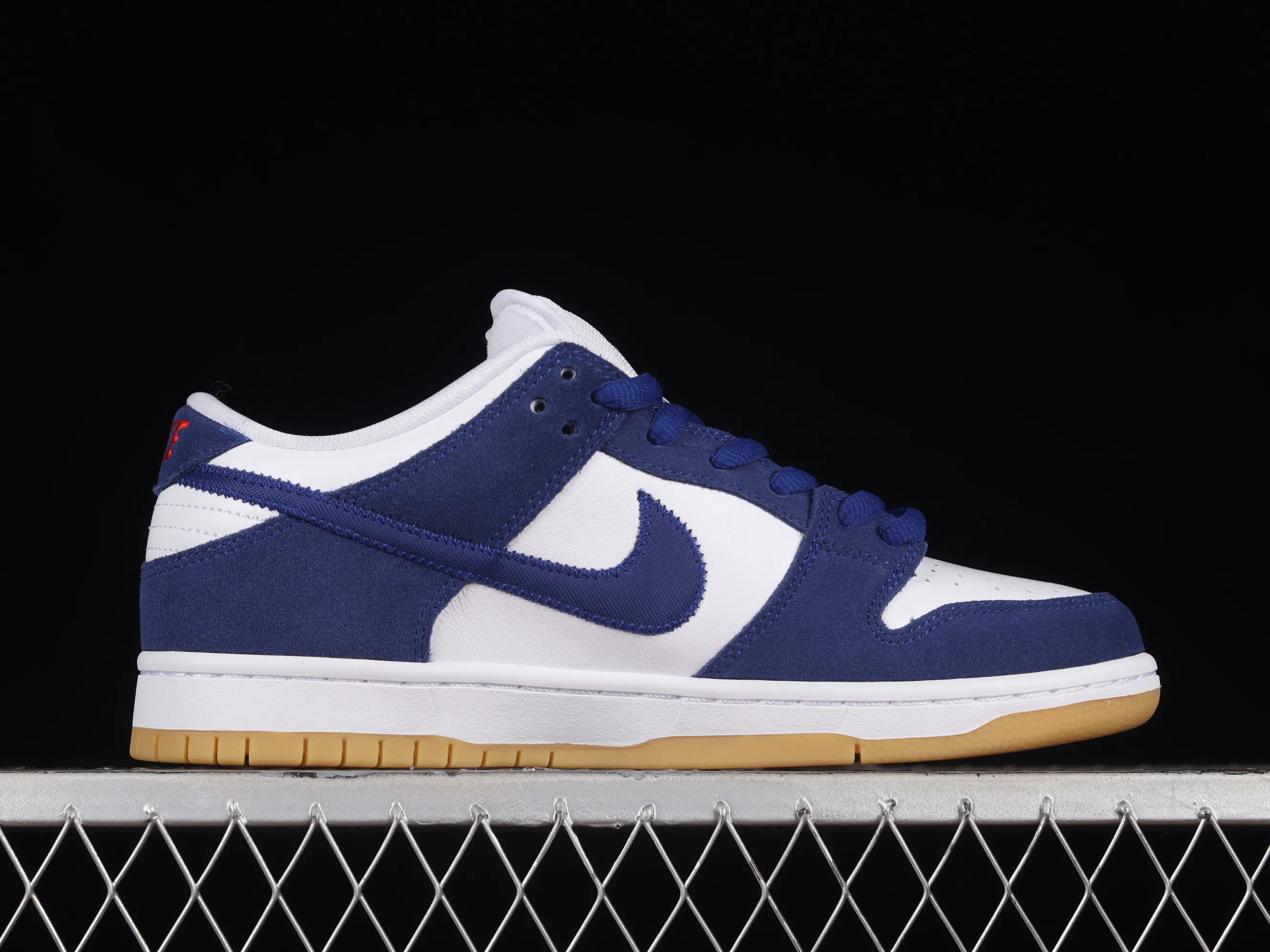 All Categories Nk SB Dunk Series Nk SB Dunk Low Low-top Sneakers M Version Pure Original Nk SB Dunk Low White Blue Los Angeles Dodgers SB Smashing Backboard Fashion Casual Sneakers DO9395-400